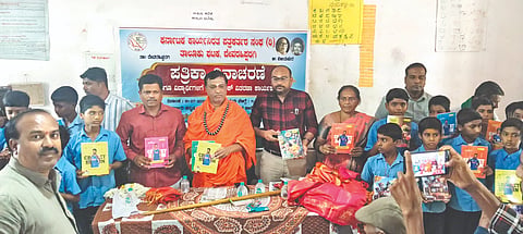ದೇವರಹಿಪ್ಪರಗಿ ಪ್ರಾಥಮಿಕ ಶಾಲೆಯಲ್ಲಿ ತಾಲೂಕು ಕಾನಿಪ ವತಿಯಿಂದ ಪತ್ರಿಕಾ ದಿನಾಚರಣೆ ಹಾಗೂ ನೋಟ್‌ಬುಕ್ ವಿತರಣಾ ಕಾರ್ಯಕ್ರಮ ಜರುಗಿತು. ಅಶೋಕ ಯಡಳ್ಳಿ, ಶಶಿಕಾಂತ ಮೆಂಡೆಗಾರ, ಸಂಗಮೇಶ ಉತ್ನಾಳ ಮತ್ತಿತರರಿದ್ದರು.