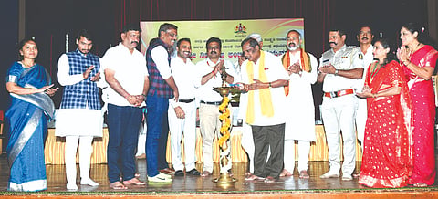 ಬೆಳಗಾವಿಯಲ್ಲಿ ಶನಿವಾರ ಜರುಗಿದ ಅಂಬಿಗರ ಚೌಡಯ್ಯ ಜಯಂತಿಯನ್ನು ಎಂಎಲ್‌ಸಿ ಸಾಬಣ್ಣ ತಳವಾರ ಉದ್ಘಾಟಿಸಿದರು. 