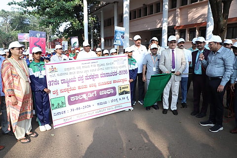 ಬೆಳಗಾವಿಯಲ್ಲಿ ಏರ್ಪಡಿಸಿದ್ದ 37ನೇ ರಾಷ್ಟ್ರೀಯ ರಸ್ತೆ ಸುರಕ್ಷತಾ ಜಾಗೃತಿ ಮಾಸಾಚರಣೆ ಜಾಥಾಗೆ ಪ್ರಧಾನ ಜಿಲ್ಲಾ ನ್ಯಾಯಾಧೀಶ ಮಂಜುನಾಥ ನಾಯಕ ಚಾಲನೆ ನೀಡಿದರು. 