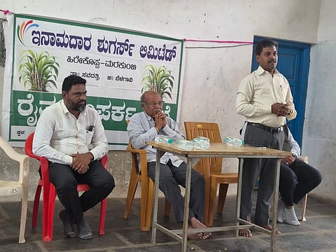  ಬೈಲಹೊಂಗಲ ತಾಲೂಕಿನ ಚಚಡಿಯಲ್ಲಿ ಜರುಗಿದ ಸಮಗ್ರ ಕಬ್ಬು ನಿರ್ವಹಣಾ ತರಬೇತಿಯಲ್ಲಿ ಡಾ.ಮಂಜುನಾಥ ಚೌರಡ್ಡಿ ಮಾತನಾಡಿದರು. ಬಾಳಪ್ಪ ಶೇಗುಣಶಿ, ಡಾ.ಸೌರಭ ಮುನವಳ್ಳಿ ಇತರರಿದ್ದರು.