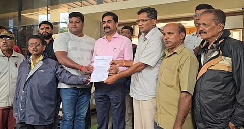 ಮಂಗಾಯಿ ಜಾತ್ರೆಗೂ ಮುಂಚೆ ಮೂಲಸೌಕರ್ಯ ಕಲ್ಪಿಸಲು ಆಗ್ರಹಿಸಿ ಸ್ಥಳೀಯರು ಶುಕ್ರವಾರ ಪಾಲಿಕೆ ಉಪ ಆಯುಕ್ತ ಉದಯಕುಮಾರ ತಳವಾರಗೆ ಮನವಿ ಸಲ್ಲಿಸಿದರು. ಗಣಪತಿ ಕೊರಡೇಕರ, ಕಿಶೋರ ನಲವಡೆಕರ, ನಾರಾಯಣ ಪವಾರ, ಬಾಲಕೃಷ್ಣ ಚವ್ಹಾಣ ಇತರಿದ್ದರು. 