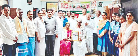  ಬಸವ ಧರ್ಮ ಕೇಂದ್ರದ ವತಿಯಿಂದ ಎಸ್.ಲೀಲಾವತಿ ಮತ್ತು ಪಿ.ಸುಂದ್ರಪ್ಪ ದಂಪತಿಯನ್ನು ಅಭಿನಂದಿಸಲಾಯಿತು. ಶಿವಮಲ್ಲಪ್ಪ, ಸುರೇಶ್, ಪರಶಿವಮೂರ್ತಿ ಇತರರು ಇದ್ದರು.