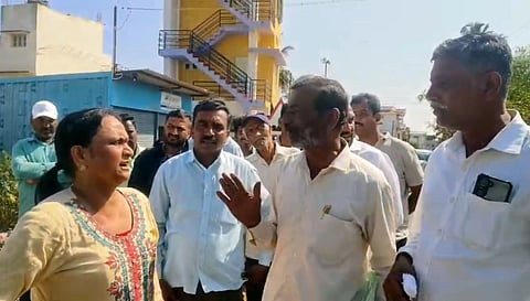 ಹಾಸನ ನಗರದ ವಿದ್ಯಾನಗರದಲ್ಲಿ ನಿವೇಶನದ ಮಾಲಿಕತ್ವಕ್ಕೆ ಸಂಬಂಧಿಸಿದಂತೆ ನಟ ಯಶ್ ಅವರ ತಾಯಿ ಪುಷ್ಪಾ ಹಾಗೂ ದೇವರಾಜು ನಡುವೆ ಉಂಟಾಗಿರುವ ವಿವಾದ ಶನಿವಾರ ಬೆಳಗ್ಗೆಯೂ ವಾಗ್ವಾದ-ಜಟಾಪಟಿಗೆ ಕಾರಣವಾಯಿತು. 