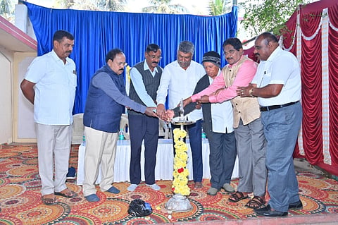 ಶಾಂತಿಗ್ರಾಮ ಹಳೆಯ ಶಾಲಾ-ಕಾಲೇಜು ವಿದ್ಯಾರ್ಥಿ ಸಂಘವು ಹಿರಿಯ ನಾಗರಿಕರನ್ನು ಸನ್ಮಾನಿಸುವ ಸಮಾರಂಭ ಹಮ್ಮಿಕೊಂಡಿತ್ತು. ಹಂಪನಹಳ್ಳಿ ತಿಮ್ಮೇಗೌಡ, ಗಂಡಸಿ ಗೌಡ, ಜಿ.ಆರ್.ಮಂಜೇಶ್, ಜಿ.ಎನ್.ನಾಗರಾಜು , ಎಲ್. ರಂಗಪ್ಪ, ಎಸ್. ಆರ್.ವಿಜಯಕುಮಾರ್, ತಿಮ್ಮಪ್ಪ ಶೆಟ್ಟಿ ಇತರರಿದ್ದರು.