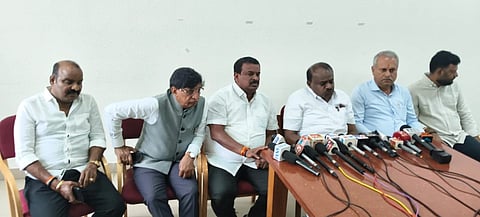 ಹಾಸನ ನಗರದಲ್ಲಿ ಸುದ್ದಿಗೋಷ್ಠಿಯಲ್ಲಿ ಕೇಂದ್ರ ಸಚಿವ ಎಚ್.ಡಿ.ಕುಮಾರಸ್ವಾಮಿ ಮಾತನಾಡಿದರು. ಸ್ವರೂಪ್ ಪ್ರಕಾಶ್, ಸಿ.ಎನ್.ಬಾಲಕೃಷ್ಣ, ಭೋಜೇಗೌಡ, ಸುರೇಶ್ ಬಾಬು ಇತರರಿದ್ದರು