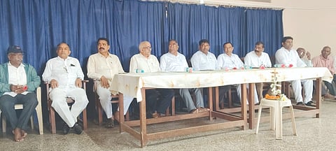 ಖಾನಾಪುರದಲ್ಲಿ ಹಮ್ಮಿಕೊಂಡಿದ್ದ ಸಾರ್ವಜನಿಕರ ಸಭೆಯಲ್ಲಿ ಶಾಸಕ ವಿಠ್ಠಲ ಹಲಗೇಕರ, ದಿಗಂಬರ ಪಾಟೀಲ, ಮುರಳೀಧರ ಪಾಟೀಲ, ಕೆ.ಪಿ.ಪಾಟೀಲ, ಬಾಬುರಾವ್ ದೇಸಾಯಿ, ಗೋಪಾಲ ದೇಸಾಯಿ ಇತರರಿದ್ದರು.