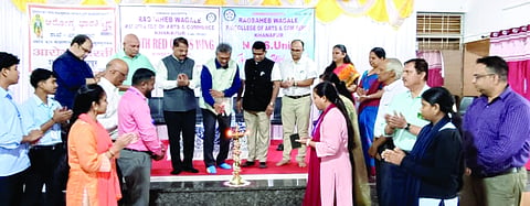 ಖಾನಾಪುರದ ಪಿ.ಯು.ವಾಗ್ಲೆ ಕಾಲೇಜಿನಲ್ಲಿ ಹಮ್ಮಿಕೊಂಡಿದ್ದ ಮಾದಕವಸ್ತು ಮುಕ್ತ ಅಭಿಯಾನ ಕಾರ್ಯಕ್ರಮವನ್ನು ಗಣ್ಯರು ಉದ್ಘಾಟಿಸಿದರು. ಡಿ.ಎನ್.ಮಿಸಾಳೆ, ಡಾ.ಮಿಲಿಂದ ಹಲ್ಗೇಕರ್, ಡಿ.ಇ.ನಾಡಗೌಡ, ಶಾರ್ವಿಕ್ ಕದಂ, ಡಾ.ಸುದರ್ಶನ ಸುಲ್ಕರ್ ಇತರರಿದ್ದರು.