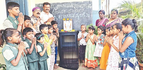 ಕಿಕ್ಕೇರಿಯಲ್ಲಿ ಸ್ಪಂದನಾ ಫೌಂಡೇಷನ್, ಆದರ್ಶ ಸುಗಮ ಸಂಗೀತ ಅಕಾಡೆಮಿಯಿಂದ ಸೋಮವಾರ ದಿ.ಪಿ.ಕಾಳಿಂಗರಾವ್ ಅವರ ಜನ್ಮದಿನ ಆಚರಿಸಲಾಯಿತು. ಗಾಯಕ ಡಾ.ಕಿಕ್ಕೇರಿ ಕೃಷ್ಣಮೂರ್ತಿ, ತ್ರಿವೇಣಿ, ಕವಿತಾ, ಜೀವಿತಾ ಇತರರಿದ್ದರು.  