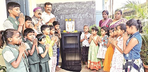 ಕಿಕ್ಕೇರಿಯಲ್ಲಿ ಸ್ಪಂದನಾ ಫೌಂಡೇಷನ್, ಆದರ್ಶ ಸುಗಮ ಸಂಗೀತ ಅಕಾಡೆಮಿಯಿಂದ ಸೋಮವಾರ ದಿ.ಪಿ.ಕಾಳಿಂಗರಾವ್ ಅವರ ಜನ್ಮದಿನ ಆಚರಿಸಲಾಯಿತು. ಗಾಯಕ ಡಾ.ಕಿಕ್ಕೇರಿ ಕೃಷ್ಣಮೂರ್ತಿ, ತ್ರಿವೇಣಿ, ಕವಿತಾ, ಜೀವಿತಾ ಇತರರಿದ್ದರು.  