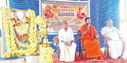 ಕಿಕ್ಕೇರಿ ಬ್ರಹ್ಮೇಶ್ವರ ದೇಗುಲದಲ್ಲಿ ಶನಿವಾರ ಹಿಂದೂ ಸಮಾಜೋತ್ಸವ ಸಮಿತಿಯಿಂದ ಜರುಗಿದ ಹಿಂದೂ ಸಮಾಜೋತ್ಸವ ಸಮಾರಂಭದಲ್ಲಿ ಬಾಳೆಹೊನ್ನೂರು ಶಾಖಾಮಠದ ತೆಂಡೆಕೆರೆ ಗಂಗಾಧರ ಶಿವಾಚಾರ್ಯ ಸ್ವಾಮೀಜಿ ಮಾತನಾಡಿದರು. ರಮೇಶ್‌ಜೀ, ಬೀರನಹಳ್ಳಿ ನಾಗಣ್ಣ ಮತ್ತಿತರರಿದ್ದರು. 