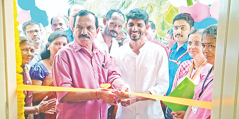 ಅಳ್ವೆಕೋಡಿಯಲ್ಲಿ ಆಯುಷ್ಮಾನ್ ಆರೋಗ್ಯ ಕೇಂದ್ರದ ಕಟ್ಟಡವನ್ನು ಶಾಸಕ ದಿನಕರ ಶೆಟ್ಟಿ ಶುಕ್ರವಾರ ಉದ್ಘಾಟಿಸಿದರು. ಮಂಜುನಾಥ ನಾಯ್ಕ, ಕಮಲಾ ಗಾವಡಿ, ಡಾ.ಆಜ್ಞಾ ನಾಯಕ, ಡಾ. ಅರ್ಚನಾ ನಾಯ್ಕ ಇತರರಿದ್ದರು. 