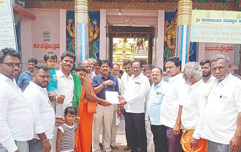 ಕನಕಗಿರಿ ಶ್ರೀ ಕನಕಾಚಲಪತಿ ದೇವಸ್ಥಾನದ ಜಾಗ ರಕ್ಷಣೆಗೆ ಆಗ್ರಹಿಸಿ ಗ್ರೇಡ್-2 ತಹಸೀಲ್ದಾರ್ ಮಹಾಂತಗೌಡಗೆ ಸಾರ್ವಜನಿಕರು ಹಾಗೂ ಹಿಂದೂ ಪರ ಸಂಘಟನೆಗಳ ಪದಾಧಿಕಾರಿಗಳು ಸೋಮವಾರ ಮನವಿ ಸಲ್ಲಿಸಿದರು. ಪ್ರಮುಖರಾ ನರಸಪ್ಪ ನಾಯಕ, ಯಂಕಾರೆಡ್ಡಿ ಓಣಿಮನಿ, ಪ್ರಕಾಶ ತೆಂಗಿನಕಾಯಿ, ಬಿ.ಕನಕಪ್ಪ ಇತರರಿದ್ದರು.