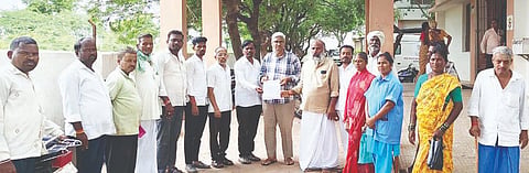 ವಯಸ್ಸಿನ ಪ್ರಮಾಣಪತ್ರ ನೀಡುವುದಕ್ಕಾಗಿ ತಾತ್ಕಾಲಿಕವಾಗಿ ಕನಕಗಿರಿ ಸಮುದಾಯ ಆರೋಗ್ಯ ಕೇಂದ್ರಕ್ಕೆ ಸಂಬಂಧಿಸಿದ ವೈದ್ಯರನ್ನು ನೇಮಿಸಲು ಆಗ್ರಹಿಸಿ ಸಾರ್ವಜನಿಕರು ಶುಕ್ರವಾರ ಆಡಳಿತ ವೈದ್ಯಾಧಿಕಾರಿ ಡಾ. ಶರಣಪ್ಪ ಚಕೋಟಿಗೆ ಮನವಿ ಸಲ್ಲಿಸಿದರು. ಹನುಮೇಶ ಗಂಗಾಮತ, ಮಲ್ಲೇಶ, ಭೀಮರೆಡ್ಡಿ ಗುಂಜಳ್ಳಿ, ಲಕ್ಷ್ಮೀದೇವಿ ಇತರರಿದ್ದರು.