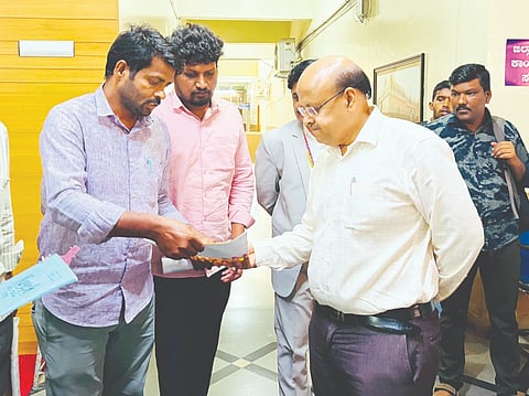 ಲಂಚ ಕೇಳಿರುವ ಕನಕಗಿರಿ ಪಪಂ ಮುಖ್ಯಾಧಿಕಾರಿ ಲಕ್ಷ್ಮಣ ಕಟ್ಟಿಮನಿ ವಿರುದ್ಧ ಕ್ರಮಕ್ಕೆ ಒತ್ತಾಯಿಸಿ ಪಪಂ ಸದಸ್ಯ ಶೇಷಪ್ಪ ಪೂಜಾರ ಶುಕ್ರವಾರ ಕೊಪ್ಪಳದಲ್ಲಿ ಡಿಸಿ ಸುರೇಶ ಬಿ. ಇಟ್ನಾಳಗೆ ದೂರು ನೀಡಿದರು. ಬಿಜೆಪಿ ಯುವ ಮುಖಂಡ ನರಸಪ್ಪ ಕುರುಗೋಡ ಇದ್ದರು.