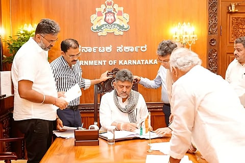  ಬೆಂಗಳೂರಿನಲ್ಲಿ ಮುಖ್ಯಮಂತ್ರಿ ಡಿ.ಕೆ.ಶಿವಕುಮಾರ ಅವರೊಂದಿಗೆ ಶಾಸಕ ವಿಶ್ವಾಸ ವೈದ್ಯ ಚರ್ಚಿಸಿದರು.