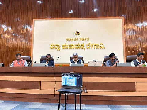 ಬೆಳಗಾವಿ ನಗರದ ಜಿಪಂ ಸಭಾಂಗಣದಲ್ಲಿ ಸೋಮವಾರ ಜಿಲ್ಲಾ ಮಟ್ಟದ ಬ್ಯಾಂಕ್ ಅಧಿಕಾರಿಗಳ ಸಭೆಯಲ್ಲಿ  ಜಗದೀಶ ಶೆಟ್ಟರ ಮಾತನಾಡಿದರು. ರವಿ ಬಂಗಾರಪ್ಪ, ಆರ್.ಪ್ರಭಾಕರನ್, ಅಭಿನವ ಯಾದವ ಇತರರಿದ್ದರು.