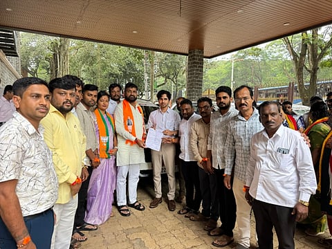 ಬೆಳಗಾವಿ ಜಿಲ್ಲಾಧಿಕಾರಿ ಕಚೇರಿ ಆವರಣದಲ್ಲಿ ಸೋಮವಾರ ಜಿಲ್ಲಾಧಿಕಾರಿ ಮೊಹಮ್ಮದ್ ರೋಷನ್‌ಗೆ ಬಿಜೆಪಿ ಮುಖಂಡರು ಮನವಿ ಸಲ್ಲಿಸಿದರು. ಸುಭಾಸ ಪಾಟೀಲ, ಜಗದೀಶ ಬೂದಿಹಾಳ, ಯುವರಾಜ ಜಾಧವ, ಸುಭಾಷ ತುರಮುರಿ ಇತರರಿದ್ದರು.