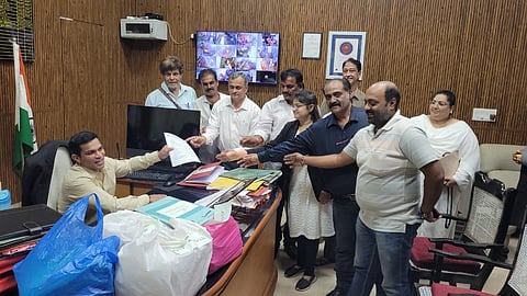 ಬೆಳಗಾವಿ ದಂಡು ಮಂಡಳಿ ವ್ಯಾಪ್ತಿಯ ನಿವಾಸಿಗಳು ಸೋಮವಾರ ಸಿಇಒಗೆ ಮನವಿ ಸಲ್ಲಿಸಿದರು. ಸಾಜೀದ್ ಶೇಖ್, ರಾಯಲಾ ಶೇಖ್, ನಯನಾ ನೇರಲಿ, ಡಾ.ನಿತಿನ ಖೋತ ಇತರರಿದ್ದರು.