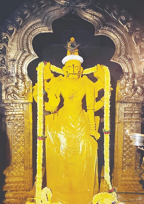 ಶುಕ್ರವಾರ ನಡೆದ ಮಹಾಭಿಷೇಕದ ವೇಳೆ ಅರಿಶಿಣ ಅಲಂಕಾರದಲ್ಲಿ ಕಂಗೊಳಿಸಿದ ಶ್ರೀ ಚೆಲುವನಾರಾಯಣಸ್ವಾಮಿ. 