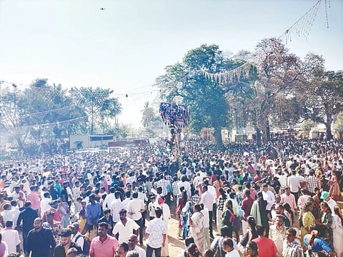 ಮಳವಳ್ಳಿ ಪಟ್ಟಣದ ವಿವಿಧ ಬಡಾವಣೆಯಲ್ಲಿ ನಡೆದ ಸಿಡಿ ಬಂಡಿಗೆ ಸಹಸ್ರಾರು ಸಂಖ್ಯೆಯ ಭಕ್ತರು ಹಣ್ಣು ದವನ ಎಸೆದು ಭಕ್ತಿ ಸಮರ್ಪಿಸಿದರು.
