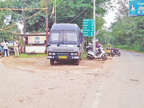 ಮುಂಡಗೋಡ ಅಯ್ಯಪ್ಪಸ್ವಾಮಿ ದೇವಸ್ಥಾನದ ಬಳಿ ಪೊಲೀಸ್ ಇಲಾಖೆ ಹಾಗೂ ಅರಣ್ಯ ಇಲಾಖೆ ಸಿಬ್ಬಂದಿ ನಿಯೋಜನೆಗೊಂಡಿರುವುದು.