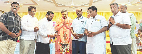 ಮಾನ್ವಿಯ ವಾಸವಿ ಕಲ್ಯಾಣ ಮಂಟಪದಲ್ಲಿ ಭಾನುವಾರ ವಾಸವಿ ಪ್ರತಿಭಾ ಪುರಸ್ಕಾರ ಕಾರ್ಯಕ್ರಮ ನಡೆಯಿತು. ಕಲ್ಮಠದ ವಿರೂಪಾಕ್ಷ ಪಂಡಿತಾರಾಧ್ಯ ಶಿವಾಚಾರ್ಯರು, ಆರ್. ಮುತ್ತುರಾಜ್ ಶಟ್ಟಿ, ಆರ್.ದ್ವಾರಕನಾಥ ಶೆಟ್ಟಿ, ಡಿ. ರಾಘವೇಂದ್ರ ಶೆಟ್ಟಿ, ಆರ್.ಪುರುಷೋತ್ತಮ ಶೆಟ್ಟಿ, ರಾಘವೇಂದ್ರ, ಬಸವರಾಜ ಕುಮಾರ ಇದ್ದರು.