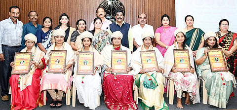 ಮೈಸೂರಿನ ಕ್ರೈಸ್ಟ್ ಕಾಲೇಜಿನಲ್ಲಿ ಆಯೋಜಿಸಿದ್ದ ಮಹಿಳಾ ದಿನಾಚರಣೆ ಕಾರ್ಯಕ್ರಮದಲ್ಲಿ ಮಹಿಳಾ ಸಾಧಕಿಯರನ್ನು ಸನ್ಮಾನಿಸಲಾಯಿತು.