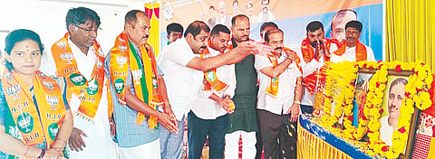 ಪಾಂಡವಪುರ ಕೆನ್ನಾಳು ಸಮೀಪದ ಸಂಪ್ರದಾಯ ಕನ್ವೆನ್ಷನ್ ಹಾಲ್‌ನಲ್ಲಿ ಬಿಜೆಪಿ ವತಿಯಿಂದ ಆಯೋಜಿಸಿದ್ದ ಕಾರ್ಯಾಗಾರವನ್ನು ಮಹನೀಯರ ಭಾವಚಿತ್ರಕ್ಕೆ ಪುಷ್ಪಾರ್ಚನೆ ಮಾಡುವ ಮೂಲಕ ಉದ್ಘಾಟಿಸಲಾಯಿತು. ಬಿಜೆಪಿ ಜಿಲ್ಲಾಧ್ಯಕ್ಷ ಡಾ.ಎನ್.ಎಸ್.ಇಂದ್ರೇಶ್, ಮೈಸೂರು ವಿಭಾಗದ ಸಹ ಪ್ರಭಾರಿ ಡಾ.ಈ.ಸಿ.ನಿಂಗರಾಜೇಗೌಡ ಇತರರು ಇದ್ದರು.