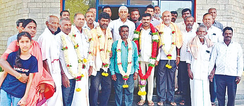 ಪಾಂಡವಪುರ ತಾಲೂಕಿನ ಚಿಟ್ಟನಹಳ್ಳಿ ಪ್ರಾಥಮಿಕ ಕೃಷಿ ಪತ್ತಿನ ಸಹಕಾರ ಸಂಘದ ನೂತನ ಅಧ್ಯಕ್ಷ, ಕೆ.ಕುಮಾರ್ ಹಾಗೂ ಉಪಾಧ್ಯಕ್ಷ ಜೆ.ಗಿರೀಶ್ ಅವರನ್ನು ಮಾಜಿ ಸಚಿವ ಸಿ.ಎಸ್.ಪುಟ್ಟರಾಜು ಅಭಿನಂದಿಸಿದರು. ಕೆೆಂಪೇಗೌಡ, ಶಿವಣ್ಣ, ಎಸ್.ವೆಂಕಟೇಶ್(ಗೌಡಪ್ಪ), ನಾಗರಾಜು, ನೀಲಕಂಠೇಗೌಡ, ಎನ್.ದಿವ್ಯಾ, ಹೇಮಾ, ಡಿ.ಎಚ್.ಗೋಪಾಲ್ ಇತರರು ಇದ್ದರು.