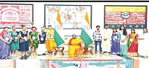 ನವದೆಹಲಿಯ ರಾಷ್ಟ್ರಪತಿ ಭವನದಲ್ಲಿ ಪ್ರಧಾನಿ ನರೇಂದ್ರ ಮೋದಿ ಅವರ ಸಮ್ಮುಖದಲ್ಲಿ ಆಯೋಜಿಸಿದ್ದ ರಕ್ಷಾ ಬಂಧನ ಕಾರ್ಯಕ್ರಮದಲ್ಲಿ ರಾಷ್ಟ್ರಪತಿ ದ್ರೌಪದಿ ಮುರ್ಮು ಅವರಿಗೆ ಕಸ್ತೂರಿ ಬಾ ಗಾಂಧಿ ಶಾಲೆಯ ವಿದ್ಯಾರ್ಥಿನಿಯರು ರಾಕಿ ಕಟ್ಟಿದರು 