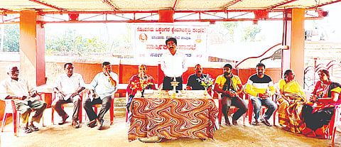 ಪೊನ್ನಂಪೇಟೆ ಸಮೀಪದ ಕೋತೂರು ಗ್ರಾಮದಲ್ಲಿ ಒಕ್ಕಲಿಗರ ಸಂಘದ ವಾರ್ಷಿಕ ಮಹಾಸಭೆ ಆಯೋಜಿಸಲಾಗಿತ್ತು. ಅಧ್ಯಕ್ಷ ಕೆ.ಆರ್.ಸುರೇಶ್, ವಿ.ವೈ ಗಣೇಶ್, ಬಸವರಾಜು, ಸತೀಶ್, ಗೌರಮ್ಮ, ಸರಸ್ವತಿ ಹಾಗೂ ಇತರರಿದ್ದರು.