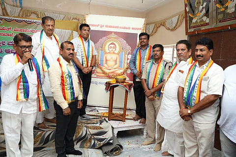 ರಾಯಚೂರಿನ ಸುಮತಿನಾಥ ಜೈನ ಶ್ವೇತಾಂಬರ ಮೂರ್ತಿ ಪೂಜಕ ಆರಾಧನಾ ಭವನದಲ್ಲಿ ಮಂಗಳವಾರ ಜಿಲ್ಲಾಡಳಿತದಿಂದ ಆಯೋಜನೆ ಮಾಡಲಾಗಿದ್ದ ಭಗವಾನ್ ಶ್ರೀ ಮಹಾವೀರ ಜಯಂತಿ ಕಾರ್ಯಕ್ರಮಕ್ಕೆ ಎಸಿ ಡಾ.ಹಂಪಣ್ಣ ಸಜ್ಜನ ಚಾಲನೆ ನೀಡಿದರು. ಎಎಸ್ಪಿ ಕುಮಾರ ಸ್ವಾಮಿ, ತಹಶೀಲ್ದಾರ್ ಸುರೇಶ ವರ್ಮ,  ಮಹಾನಗರ ಪಾಲಿಕೆ ಸದಸ್ಯ ಕಾರ್ಯದರ್ಶಿ ಕೃಷ್ಣಾ ಶಾವಂತಗೇರಾ, ಸಮಾಜದ ಪ್ರಮುಖರಾದ ಪ್ರಕಾಶ, ಕಿಶೋರ್, ಮಹಾವೀರ ಹರದರ, ಪ್ರಖರಾಜ, ಅಶ್ವಿನ ಭಾಟಿಯಾ, ಮೋಹನಲಾಲ್, ರಂಜಿತ್ ಕಟಾರಿಯಾ, ರಾಜುಭಾಯಿ ದೇಸಾಯಿ, ಮನ್ನೂಬಾಯಿ, ಅಶೀಕ ಲೋಧಾ ಇದ್ದರು.