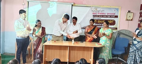 ರಾಯಚೂರಿನ ಮಹಿಳಾ ಮತ್ತು ಮಕ್ಕಳ ಅಭಿವೃದ್ಧಿ ಇಲಾಖೆಯ ಕಚೇರಿಯಲ್ಲಿ ಶುಕ್ರವಾರ ಜಿಲ್ಲಾಡಳಿತದಿಂದ ಮಾನವ ಕಳ್ಳ ಸಾಗಾಣಿಕೆ ತಡೆ ದಿನಾಚರಣೆ ಕಾರ್ಯಕ್ರಮಕ್ಕೆ  ನ್ಯಾಯಾಧೀಶರಾದ  ಸಿದ್ದರಾಮಪ್ಪ ಕಲ್ಯಾಣ್ರಾವ್ ಚಾಲನೆ ನೀಡಿದರು. ಎಎಸ್ಪಿ ಜಿ.ಹರೀಶ, ಮಹಿಳಾ ಮತ್ತು ಮಕ್ಕಳ ಅಭಿವೃದ್ಧಿ ಇಲಾಖೆಯ ಉಪ ನಿರ್ದೇಶಕಿ ಶರಣಮ್ಮ, ಪಿಎಸ್‌ಐ ಮಂಜುನಾಥ, ಪ್ರಮುಖರಾದ ಎಂ.ಡಿ.ಗೋಕುಲ್ ಹುಸೇನ, ವೆಂಕಟೇಶ ದೇಸಾಯಿ, ಸರಸ್ವತಿ,ಗಣೇಶ್ ಮಾಲಿ ಪಾಟೀಲ್, ಚಾಮರಾಜ, ಬಾವಸಲಿ,ಗಿರಿಜವ್ವ  ಇದ್ದರು.