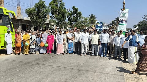 ಚಾಮರಾಜನಗರದ ರಾಮಸಮುದ್ರ ಬಡಾವಣೆಯ ಬಸ್‌ನಿಲ್ದಾಣದ ರಸ್ತೆಯಲ್ಲಿ ರಾಮಸಮುದ್ರ ನಿವಾಸಿಗಳು ಪ್ರತಿಭಟನೆ ನಡೆಸಿದರು. ಎಂ.ರಾಮಚಂದ್ರ, ಆರ್.ವಿ.ಮಹದೇವಸ್ವಾಮಿ, ರಾಮಸಮುದ್ರ ಶಿವು, ಆರ್.ಪುಟ್ಟಮಲ್ಲಪ್ಪ, ಭೃಂಗೇಶ್, ಆರ್.ಡಿ.ಮಹೇಶ್, ವೇಣುಗೋಪಾಲ್, ಹೇಮಂತ್‌ಕುಮಾರ್ ಇನ್ನಿತರರಿದ್ದರು. 