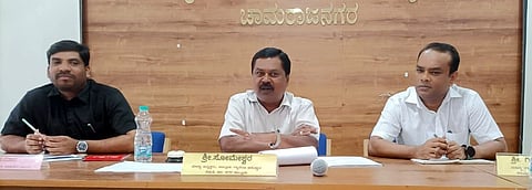 ಚಾಮರಾಜನಗರದ ತಾಲೂಕುಪಂಚಾಯಿತಿ  ಸಭಾಂಗಣದಲ್ಲಿ ಆಯೋಜಿಸಿದ್ದ ಸಭೆಯಲ್ಲಿ ಎಸ್.ಸೋಮೇಶ್ವರ್ ಮಾತನಾಡಿದರು. ಗಿರಿಧರ್, ಕಿರಣ್ ಕುಮಾರ್ ಇದ್ದರು. 