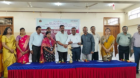 ಚಾಮರಾಜನಗರದ ವರ್ತಕರ ಭವನದಲ್ಲಿ ಆಯೋಜಿಸಿದ್ದ ಅಂತಾರಾಷ್ಟ್ರೀಯ ಮಹಿಳಾ ದಿನಾಚರಣೆ ಕಾರ್ಯಕ್ರಮವನ್ನು ವೆಂಕಟೇಶ್ ಉದ್ಘಾಟಿಸಿದರು. ವಿಜಯ್, ಡಾ.ಶ್ವೇತಾ ಶಶಿಧರ್, ಪರಶುರಾಮ್ ಛಲವಾದಿ, ಶ್ರೀನಿವಾಸ, ಮಲ್ಲೇಶ್, ಸುರೇಖಾ, ರೂಪ, ವೆಂಕಟನಾಯಕ್ ಇನ್ನಿತರರಿದ್ದರು. 