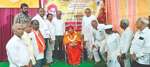  ಬಸವಜಯ ಮೃತ್ಯುಂಜಯ ಸ್ವಾಮೀಜಿ ಅಭಿನುಡಿ  ಸವದತ್ತಿಯಲ್ಲಿ ದೀಕ್ಷಾ ಅಭಿಯಾನ ಸವದತ್ತಿಯಲ್ಲಿ ಇಷ್ಟಲಿಂಗ ಪೂಜಾ ದೀಕ್ಷಾ ಅಭಿಯಾನ ಕಾರ್ಯಕ್ರಮದಲ್ಲಿ ಬಸವಜಯ ಮೃತ್ಯುಂಜಯ್ಯ ಸ್ವಾಮೀಜಿ ಅವರನ್ನು ಸನ್ಮಾನಿಸಲಾಯಿತು. ಪಂಚನಗೌಡ ದ್ಯಾಮನಗೌಡ್ರ, ಅಲ್ಲಮಪ್ರಭು ಪ್ರಭುನವರ, ಅಡಿವೆಪ್ಪ ಶಿರಸಂಗಿ ಇತರರಿದ್ದರು.
