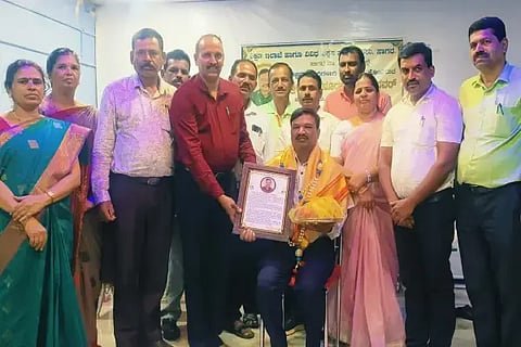 ಕೊಪ್ಪಳ ಜಿಲ್ಲಾ ಶಿಕ್ಷಣಾಧಿಕಾರಿಯಾಗಿ ಪದೋನ್ನತಿ ಹೊಂದಿದ ಕಾನ್ಲೆ ಸರ್ಕಾರಿ ಪ್ರೌಢಶಾಲೆ ಮುಖ್ಯ ಶಿಕ್ಷಕ ಯಮನೂರಪ್ಪ ಕಾಯಣ್ಣ ಅವರನ್ನು ಸಾಗರದಲ್ಲಿ ಸನ್ಮಾನಿಸಲಾಯಿತು. ಸದಾನಂದ ಸ್ವಾಮಿ, ಭೂಮೇಶ್, ಮಾಲತೇಶಪ್ಪ ಇತರರಿದ್ದರು.