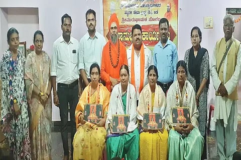 ಸೊರಬದ ಮುರುಘಾ ಮಠದಲ್ಲಿ ಏರ್ಪಡಿಸಿದ್ದ ಶಿವಾನುಭವ ಕಾರ್ಯಕ್ರಮದಲ್ಲಿ ಕಾಶಿಯಾತ್ರೆ ಪೂರ್ಣಗೊಳಿಸಿದ ಭಕ್ತರನ್ನು  ಮಠದಿಂದ ಸನ್ಮಾನಿಸಲಾಯಿತು. ಶ್ರೀ ಮಹಾಂತ ಸ್ವಾಮೀಜಿ, ಶಂಕರ್ ಶೇಟ್, ಡಾ. ಉಮೇಶ್ ಭದ್ರಾಪುರ ಇತರರಿದ್ದರು.