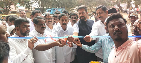 ಹೊಸಕೋಟೆ ತಾಲೂಕಿನ ಸೂಲಿಬೆಲೆ ಸರ್ಕಾರಿ ಪ್ರಾಥಮಿಕ ಪ್ರೌಢಶಾಲೆ ಆವರಣದಲ್ಲಿ ರಂಗಮಂದಿರವನ್ನು ಶಾಸಕ ಶರತ್​ ಬಚ್ಚೇಗೌಡ ಉದ್ಘಾಟಿಸಿದರು. ಬಮುಲ್​ ನಿರ್ದೇಶಕ ಬಿ.ವಿ.ಸತೀಶಗೌಡ, ಹಿರಿಯ ಮುಖಂಡ ಗೋಪಾಲಗೌಡ, ನಾರಾಯಣಗೌಡ ಇದ್ದರು.