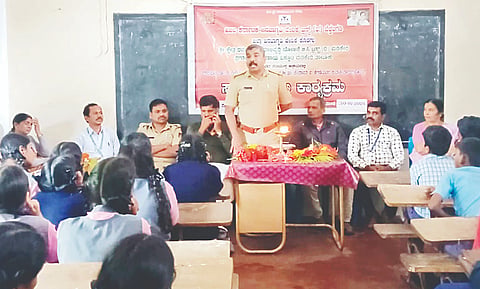  ಸುಂಟಿಕೊಪ್ಪ  ಸರ್ಕಾರಿ ಪ್ರೌಢಶಾಲೆಯಲ್ಲಿ ಆಯೋಜಿಸಿದ್ದ ಕಾರ್ಯಕ್ರಮದಲ್ಲಿ ಅನಂತ್‌ಕಮಾರ್ ಮಾತನಾಡಿದರು. 