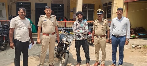 ಬೈಲುಕುಪ್ಪೆ ಠಾಣೆ ಪೊಲೀಸರು ಆರೋಪಿ ನಪ್ಸಿರ್‌ನನ್ನು ಬಂಧಿಸಿರುವುದು. ರವಿಕುಮಾರ್, ರವಿ, ಮುದ್ದುರಾಜ್, ರುದ್ರೇಶ್, ಕುಮಾರಸ್ವಾಮಿ  ಇದ್ದಾರೆ.