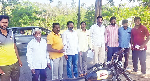 ಬೆಣಗಲ್ ಮುಖ್ಯರಸ್ತೆ ಬದಿಯಲ್ಲಿ ಬಲಗೈ ಸಮುದಾಯದ ಸಭೆ ಸೇರಿ ಮಾತನಾಡುತ್ತಿರುವ ಗಣ್ಯರಾದ ಐಲಾಪುರ ರಾಮು, ತಮ್ಮಣ್ಣಯ್ಯ, ವಾಲೆ ಗಿರೀಶ್, ಕಾಂತರಾಜ್, ಹೇಮಂತ್ ಇದ್ದರು.