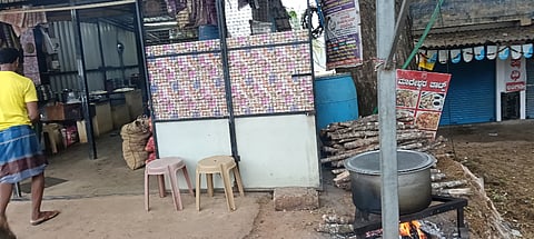  ಕೊಪ್ಪ ಅಂಗಡಿ ಮುಂಭಾಗದಲ್ಲೇ ಸೌದೆ ಒಲೆಯಿಂದ ಅಡುಗೆ ಮಾಡುತ್ತಿರುವ ಹೋಟೆಲ್ ಮಾಲೀಕ ಮಹೇಶ್.