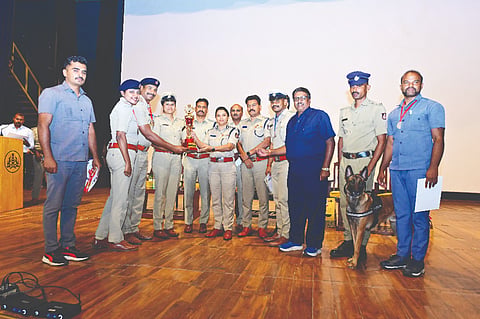  ನಗರದಲ್ಲಿ ಗುರುವಾರ ಸಂಜೆ ಆಯೋಜಿಸಿದ್ದ 8ನೇ ವಲಯ ಮಟ್ಟದ ಪೊಲೀಸ್ ಕರ್ತವ್ಯ ಕೂಟದ ಸಮಾರೋಪದಲ್ಲಿ ವಿವಿಧ ಸ್ಪರ್ಧಾ ವಿಜೇತರಿಗೆ ವಿಜೇತರಿಗೆ ನಗರ ಪೊಲೀಸ್ ಆಯುಕ್ತೆ ಸೀಮಾ ಲಾಟ್ಕರ್ ಬಹುಮಾನ ವಿತರಿಸಿದರು. ಎನ್.ವಿಷ್ಣುವರ್ಧನ್, ಮಲ್ಲಿಕಾರ್ಜುನ ಬಾಲದಂಡಿ, ಮಲ್ಲಿಕ್ ಇನ್ನಿತರರು ಇದ್ದರು