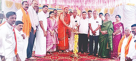 ಪಿರಿಯಾಪಟ್ಟಣ ತಾಲೂಕಿನ ದೊಡ್ಡ ಹರವೆ ಗ್ರಾಮದಲ್ಲಿ ಶ್ರೀ ಕಾಳಿಕಾಂಬ ದೇವಿಯ ಐದನೇ ವರ್ಷದ ವಾರ್ಷಿಕೋತ್ಸವ ಸಮಾರಂಭವನ್ನು ಶ್ರೀ ಶಿವಸುಜ್ಞಾನ ತೀರ್ಥ ಸ್ವಾಮೀಜಿ ಉದ್ಘಾಟಿಸಿದರು. ಲೋಕೇಶ್, ಮೋಹನ್, ಭಾಗ್ಯಾ, ಬಿ.ಜಗದೀಶ್, ಜಿ.ಪ್ರಕಾಶ್, ಸೋಮಾಚಾರ್ ಇತರರು ಇದ್ದರು  