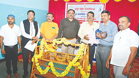 ಶ್ರೀಛಾಯಾದೇವಿ ದತ್ತು ಕೇಂದ್ರದಲ್ಲಿ ಆಯೋಜಿಸಿದ್ದ ದತ್ತು ಸ್ವೀಕಾರ ಜನಜಾಗೃತಿ ಕಾರ್ಯಕ್ರಮಕ್ಕೆ ಅಂಶಿ ಪ್ರಸನ್ನಕುಮಾರ್ ಚಾಲನೆ ನೀಡಿದರು. ಎನ್.ಟಿ. ಯೋಗೇಶ್, ಭಾನುಪ್ರಕಾಶ್, ಎಂ. ರವಿಚಂದ್ರ, ಸಿ.ಆರ್. ಸ್ವರಾಜ್, ಅಂಥೋಣಿ ಪಾಲ್‌ರಾಜ್, ಮಹೇಂದ್ರ ಇದ್ದರು.