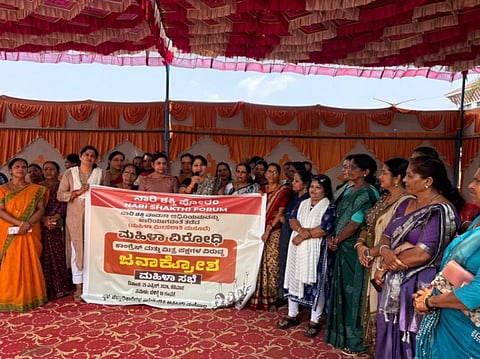 ಉಡುಪಿಯ ಜಿಲ್ಲಾಧಿಕಾರಿ ಕಚೇರಿಯ ಬಳಿ ನಾರಿ ಶಕ್ತಿ ಫೋರಂ ವತಿಯಿಂದ ಪ್ರತಿಭಟಿಸಲಾಯಿತು. ಸಂಧ್ಯಾ ರಮೇಶ್​, ಮಂಜುಳಾ ವಿಷ್ಣುಪ್ರಸಾದ್​, ಜ್ಯೋತಿ ಪೂಜಾರಿ, ಅನಿತಾ ಶ್ರೀಧರ್​, ನೀತಾ ಪ್ರಭು, ಶ್ಯಾಮಲಾ ಕುಂದರ್​, ಸೌರಭಿ ಪೈ ಇತರರಿದ್ದರು.
