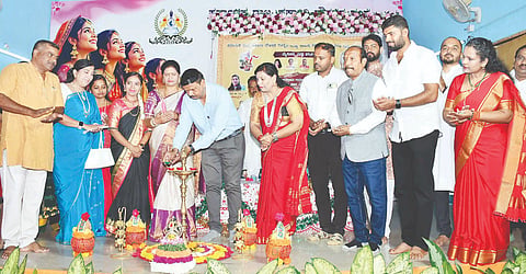 ಕರ್ನಾಟಕ ರಾಜ್ಯ ಸರ್ಕಾರಿ ನೌಕರರ ಸಂಸ್ಕೃತಿ ಸಾಹಿತ್ಯ ಪರಿಷತ್ತಿನ ಜಿಲ್ಲಾ ಪದಾಧಿಕಾರಿಗಳ ಪದಗ್ರಹಣ ಸಮಾರಂಭವನ್ನು ಗಣ್ಯರು ಉದ್ಘಾಟಿಸಿದರು. ಅಂಶಿ ಪ್ರಸನ್ನಕುಮಾರ್, ಆರ್.ರಮಾ, ಡಾ.ಕೆ.ಲಕ್ಷ್ಮೀ, ಎಲ್.ಐ.ಲಕ್ಕಮ್ಮನವರ್, ಪರ್ವೀನ್ ಬಾನು ಬುಳ್ಳಣ್ಣನವರ್, ಗಣೇಶ್ ನಿಲವಾಗಿಲು, ಆರ್.ಎನ್.ಮಂಜುನಾಥ್, ಟಿ.ಎನ್.ಲೋಕೇಶ್ ಇತರರು ಇದ್ದರು.