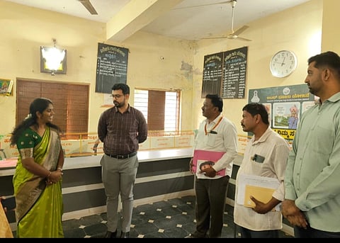 ಗುಡಿಬಂಡೆ ತಾಲೂಕಿನ ಗ್ರಾ.ಪಂ.ಅಧಿಕಾರಿಗಳೊಂದಿಗೆ ಚರ್ಚಿಸುತ್ತಿರುವ ಚಿಕ್ಕಬಳ್ಳಾಪುರ ಜಿ.ಪಂ.ಸಿಇಒ ಡಾ ವೈ.ನವೀನ್ ಭಟ್
